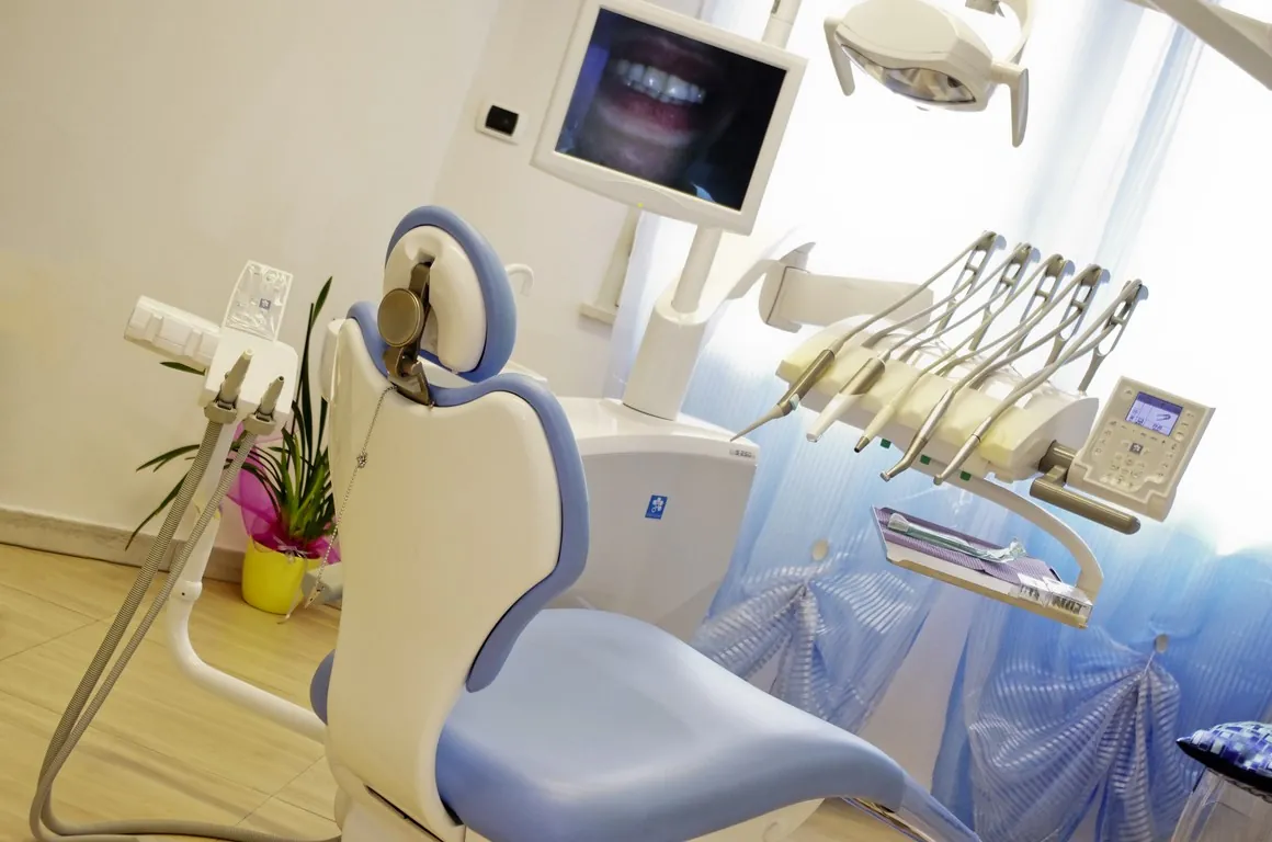 Sala operativa dello studio con riunito odontoiatrico e monitor per la telecamera intraorale