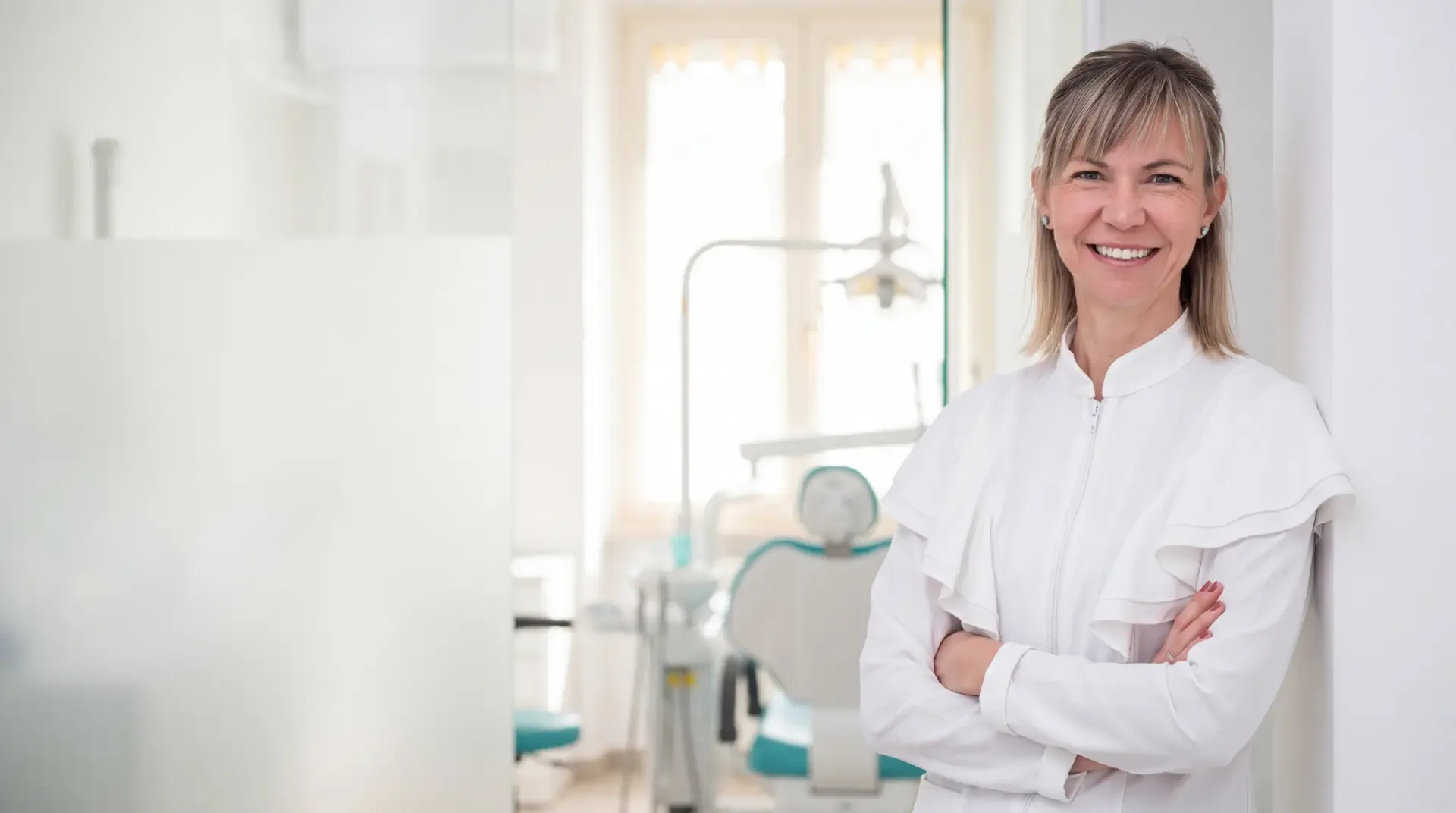Dottoressa Carla Perino sorridente in camice bianco nella sala operativa dello Studio Specialist di Mogoro