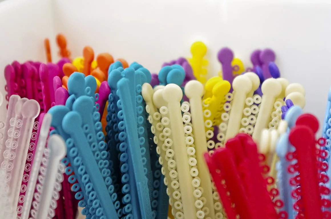 Elastici ortodontici colorati utilizzati nei trattamenti di ortodonzia