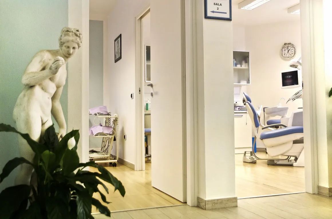 Corridoio dello studio con statua in marmo e vista sulla Sala 2
