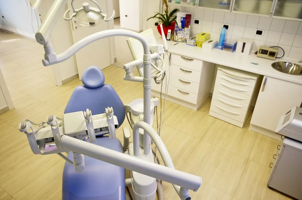 Seconda sala operativa vista dall'alto, con riunito, lampada scialitica e piano di lavoro